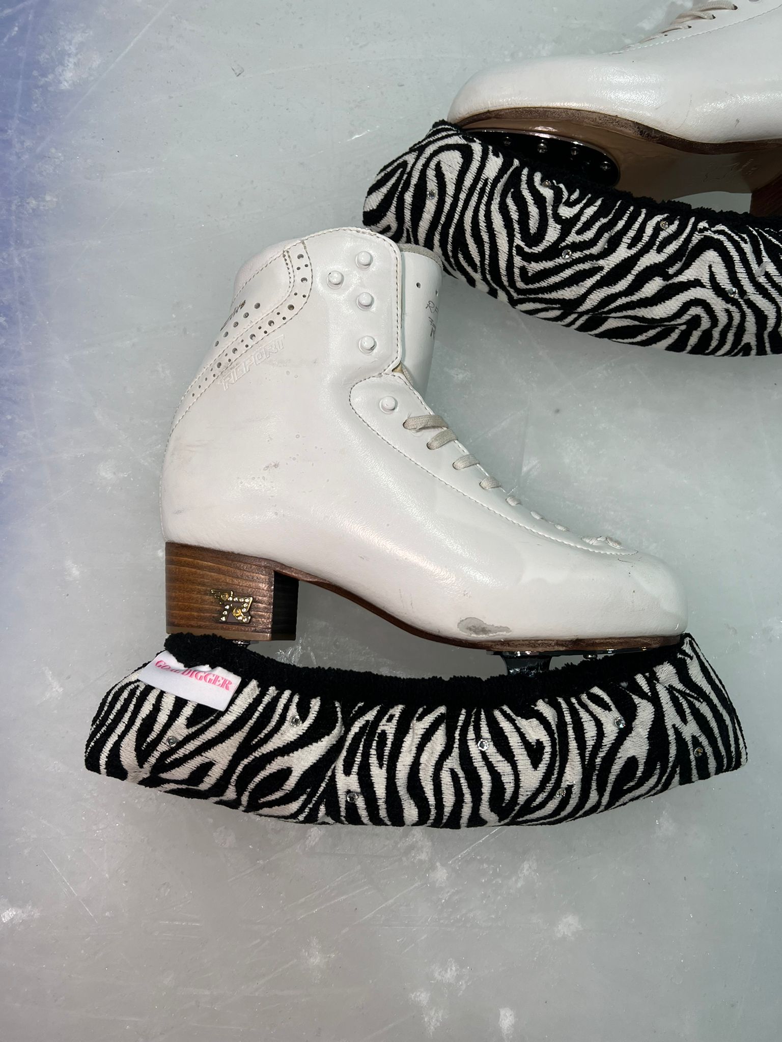 Luxuriöse Zebra Kufenschoner mit Swarovski Steinen – Nachhaltig & Einzigartig für Eiskunstläufer