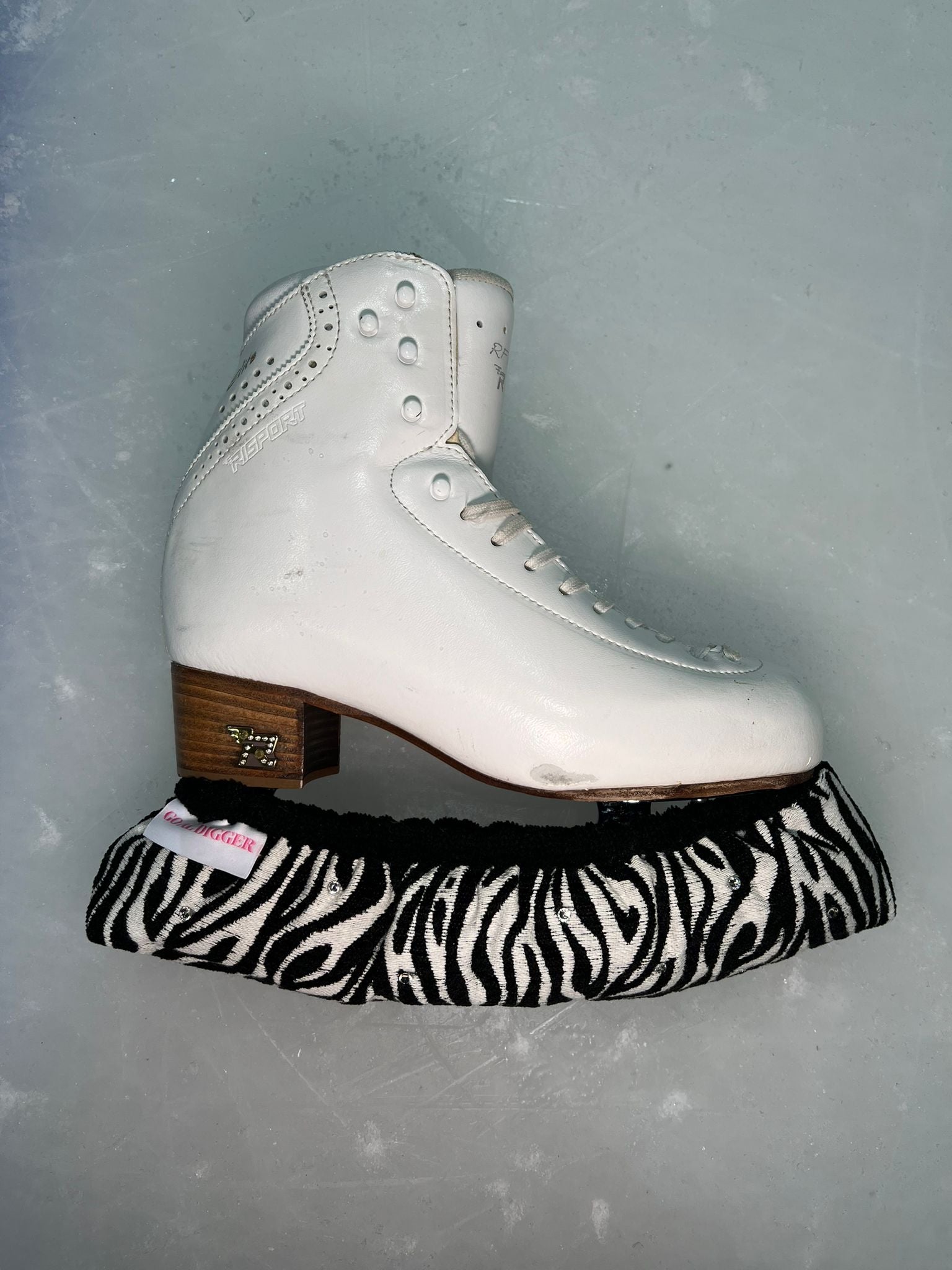 Luxuriöse Zebra Kufenschoner mit Swarovski Steinen – Nachhaltig & Einzigartig für Eiskunstläufer