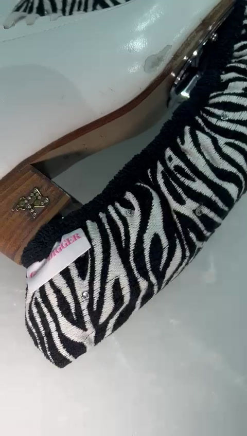 Luxuriöse Zebra Kufenschoner mit Swarovski Steinen – Nachhaltig & Einzigartig für Eiskunstläufer
