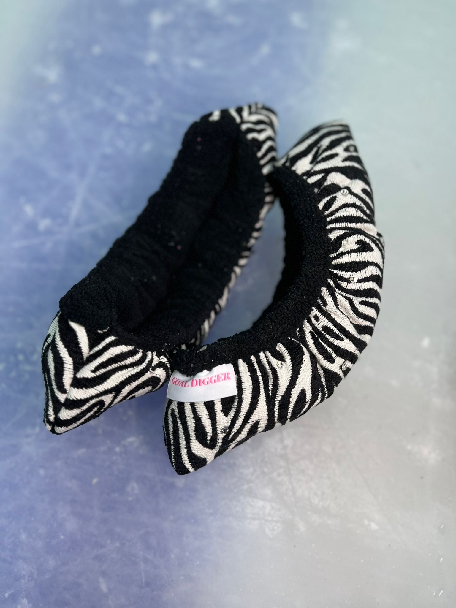 Luxuriöse Zebra Kufenschoner mit Swarovski Steinen – Nachhaltig & Einzigartig für Eiskunstläufer
