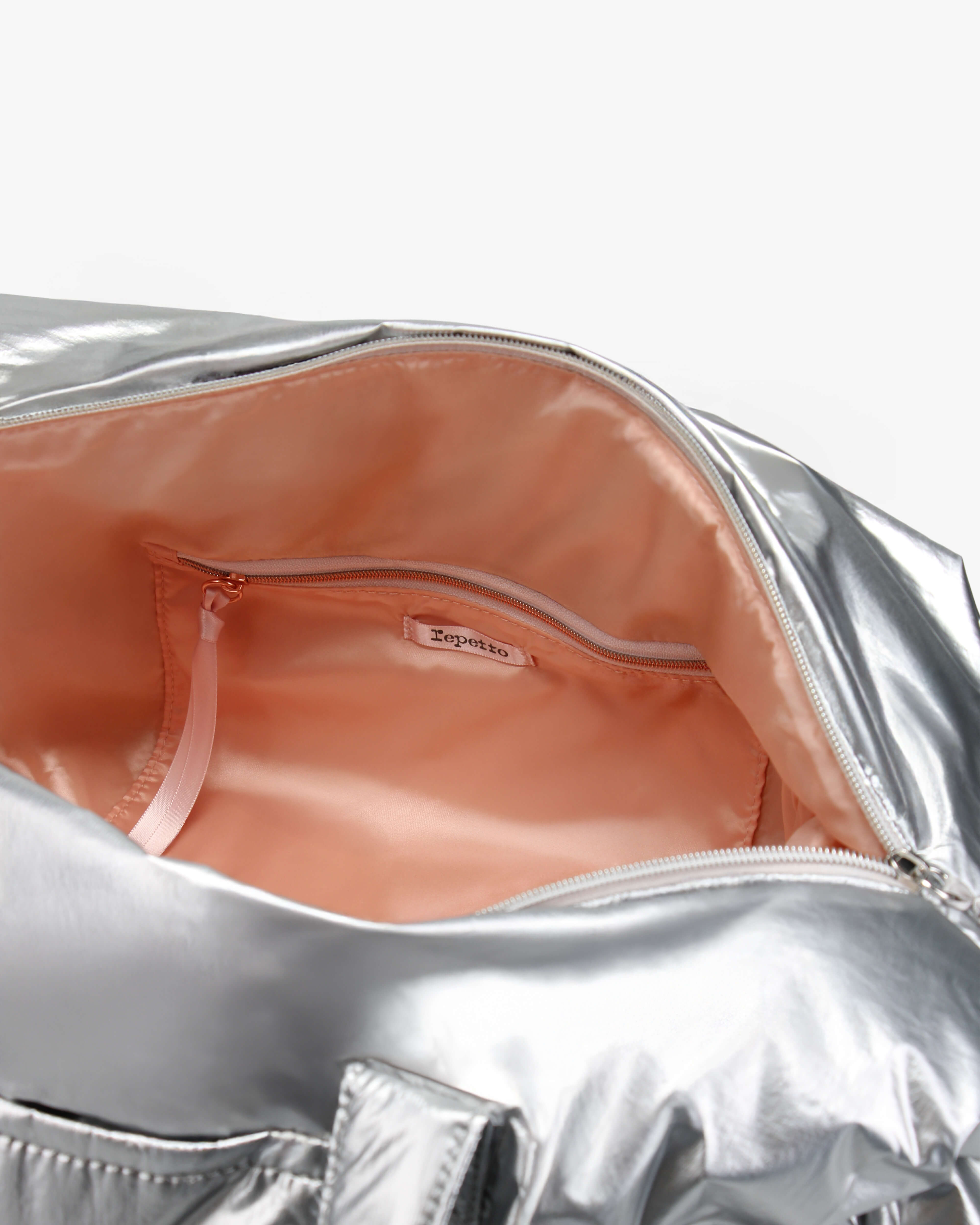 Große gestempelte Nylon-Schultertasche mit Reißverschluss in Silber Repetto