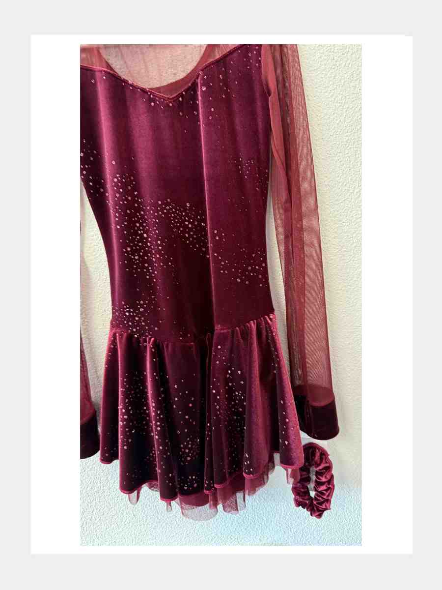 Eiskunstlauf Langarm Samtkleid  mit Glitzer